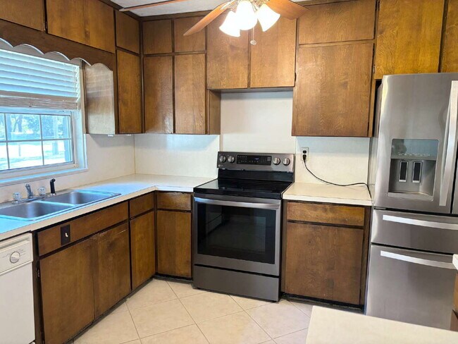 Building Photo - "Coastal Comfort Awaits: Spacious 4-Bed, 3-Bath Home in Fort Walton Beach Haven"