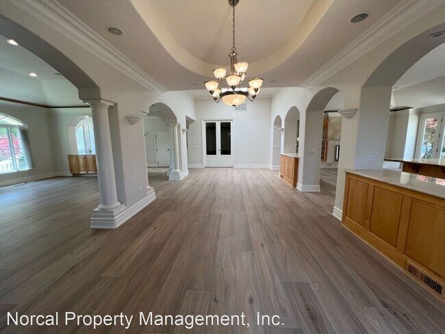 Building Photo - 5 br, 4.5 bath House - 1425 Villa Dr