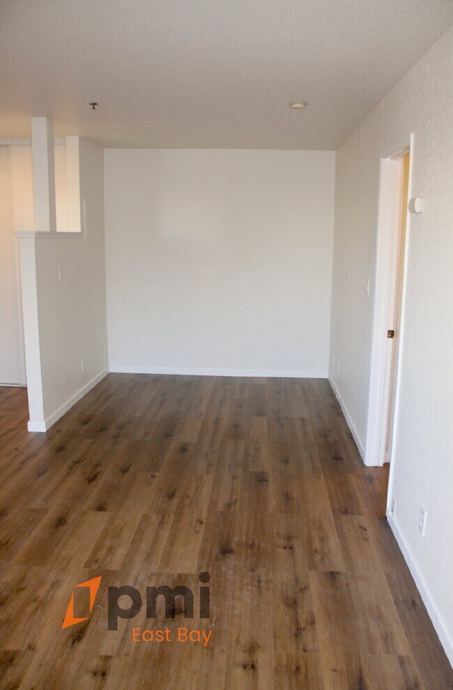 Building Photo - Spacious 1-Bedroom with Parking & On-Site ...