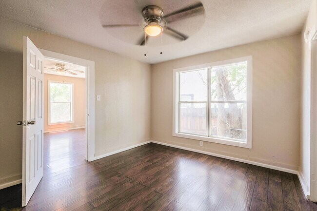 Building Photo - 3/2 with Bonus room!