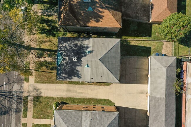 Building Photo - 7112-7114 Jamieson Ave