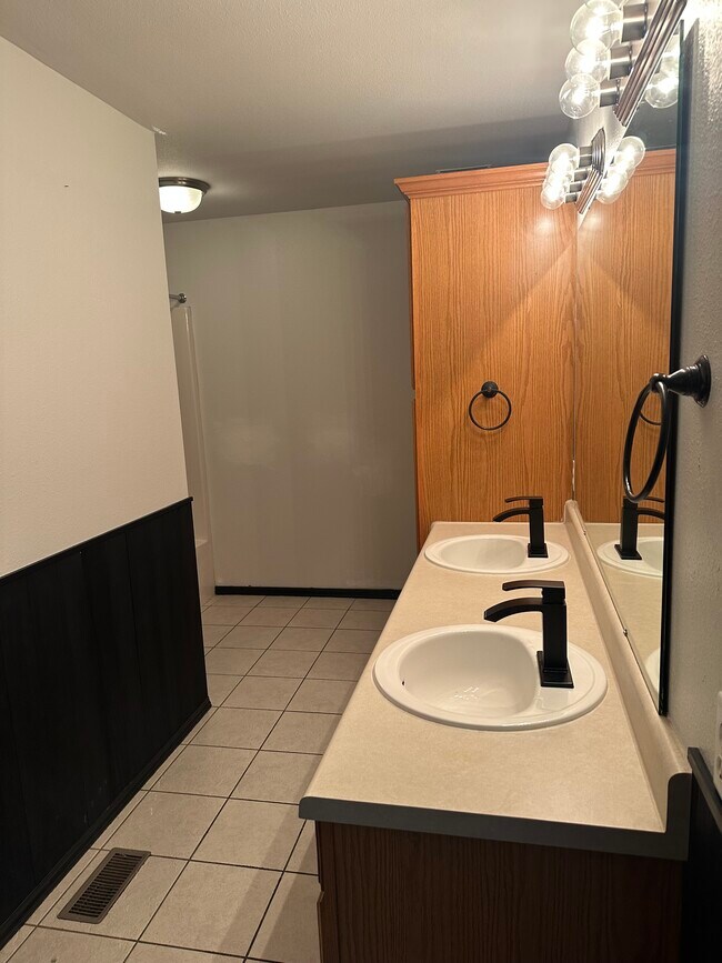 Building Photo - 647 S Hazelnut Ave