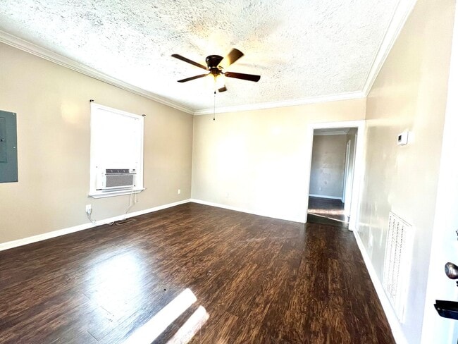 Building Photo - Adorable 2 Bedroom in the Heart of Rossville