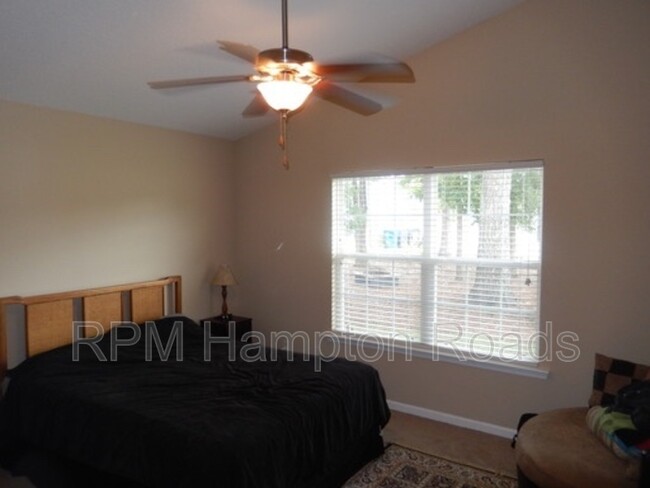 Building Photo - 7885 Park Gate Dr
