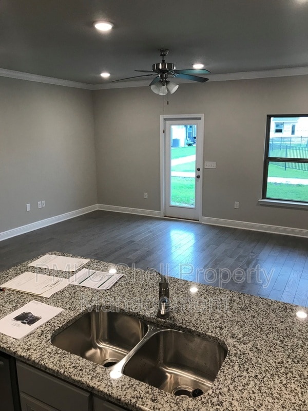 Building Photo - 357 S E St