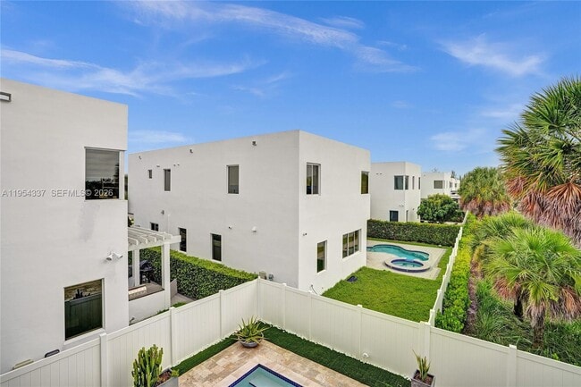 Building Photo - 9995 NW 75th St