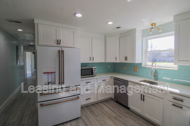 Building Photo - 823 Jordan St