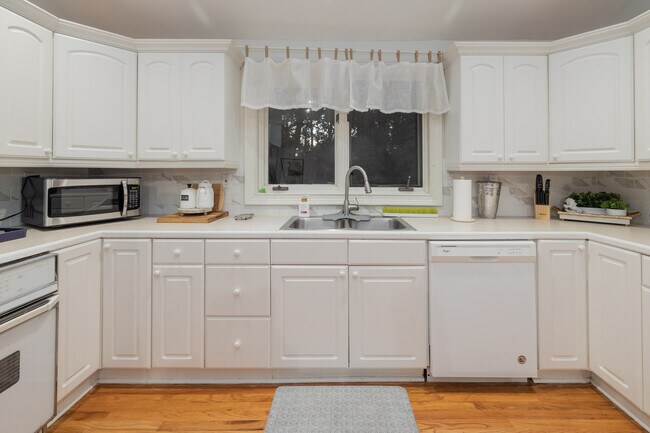 Building Photo - 944 Lakeview Dr