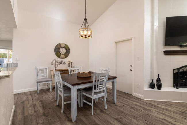 Building Photo - 864 Warwick Dr