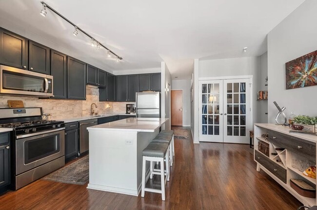 Building Photo - 210 S Desplaines St