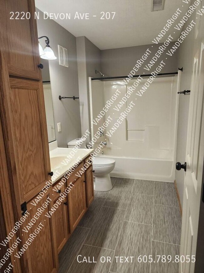 Building Photo - 2220 Devon Ave