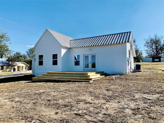 Building Photo - 305 Hall St