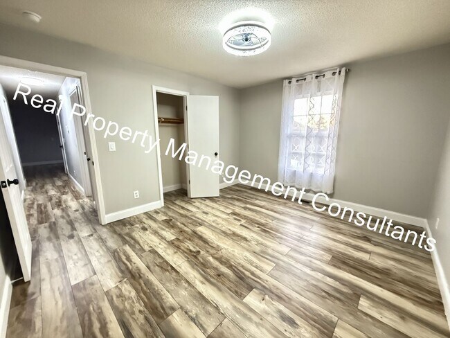 Building Photo - 4 Bedroom with Flexible Living Space!  Deposit Free Living Available via Obligo