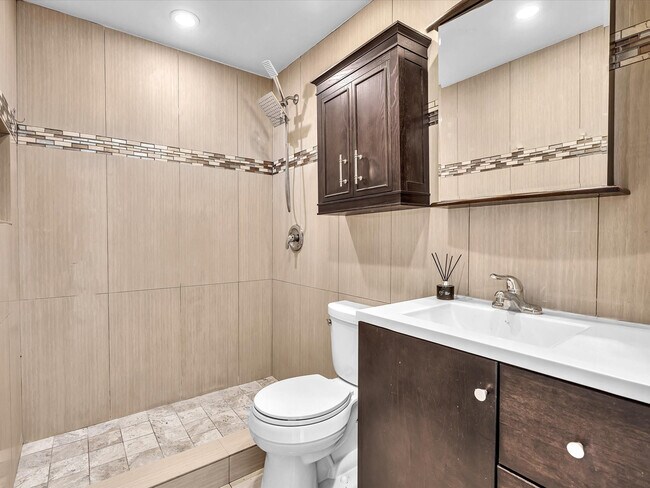 Building Photo - 900 NE 18th Ave