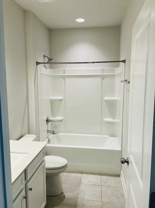 Building Photo - Charming 3BR/2.5BA Townhome located in Cab...