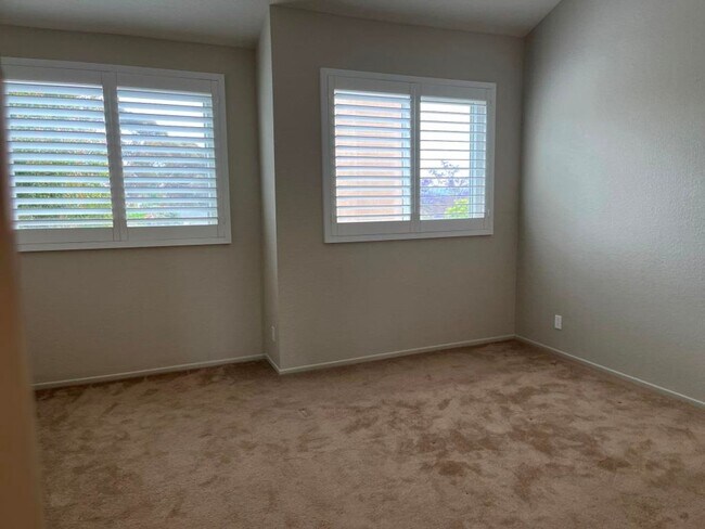 Building Photo - Charming end-unit home in Tamarack Point~ ...