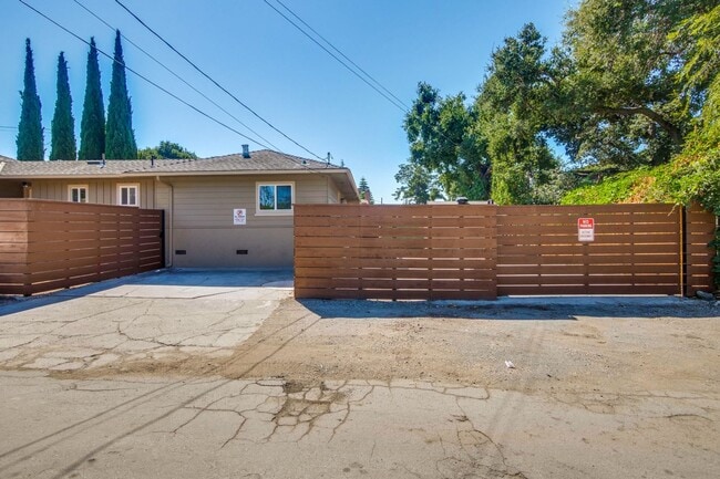 Building Photo - Beautifully remodeled 2 bed, 2 bath home.
