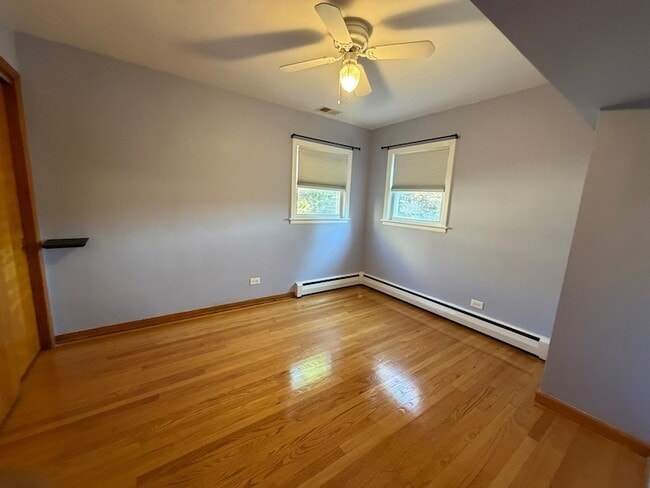 Building Photo - 2023 W Balmoral Ave