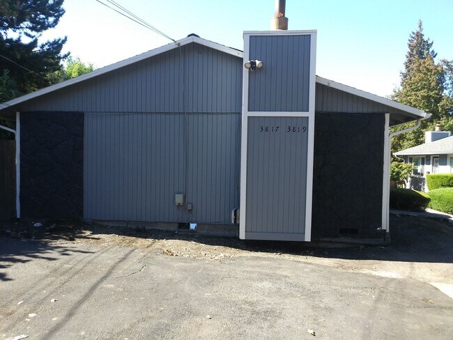 Building Photo - Cool Reno and Nifty Private yard too-Inner SE Duplex