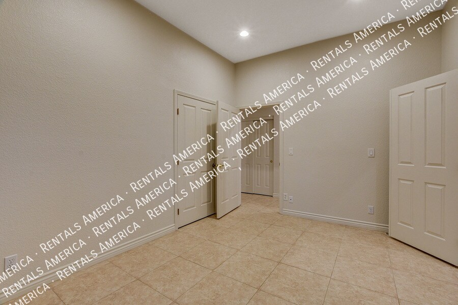 Building Photo - 8960 Echo Ridge Dr