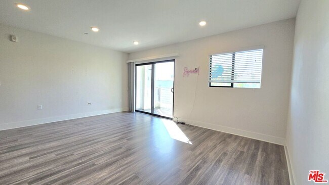 Building Photo - 5030 Rosewood Ave