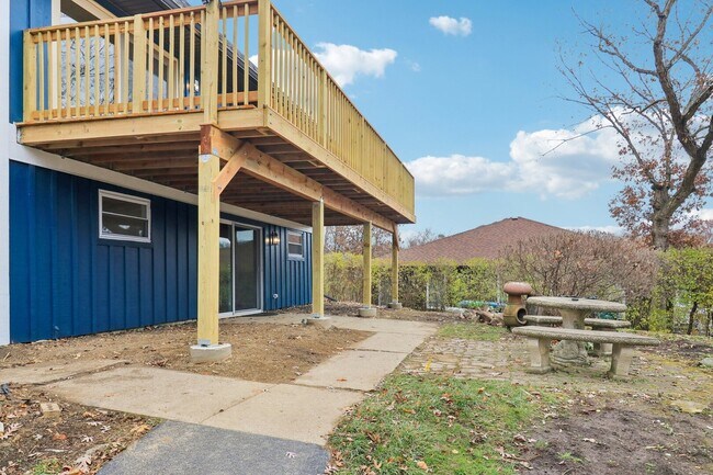 Building Photo - 23460 W N Lakewood Ln