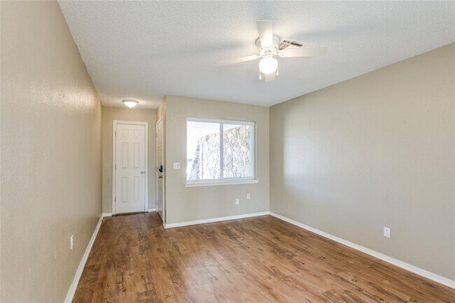 Building Photo - 645 Lloyd Ave