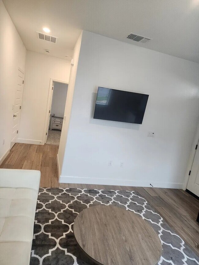 Building Photo - 1BR w/ Utilities Package & Wi-Fi in Stockton