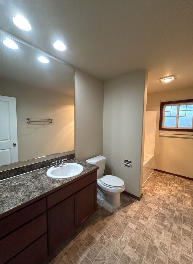 Building Photo - Spacious 4 bedroom 2.5 bath in Arlington with RV Parking
