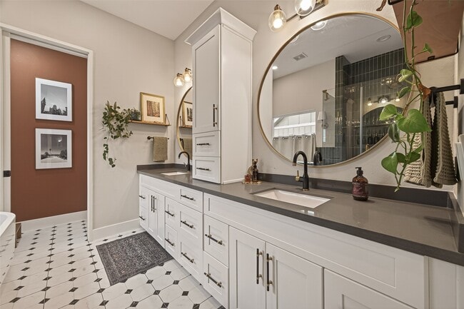 Building Photo - 1113 W 15th 1/2 St