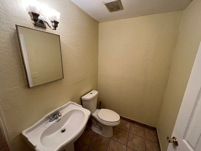 Building Photo - 951 Celia Dr