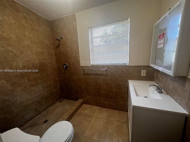 Building Photo - 3350 SW 37th St