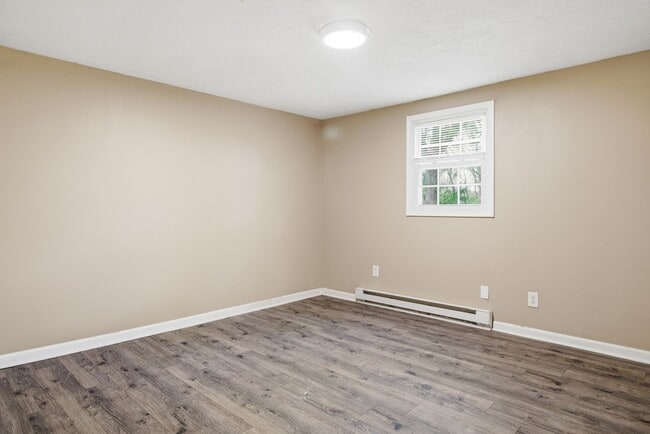 Building Photo - 2 Bed / 1 Bath. Off street parking.