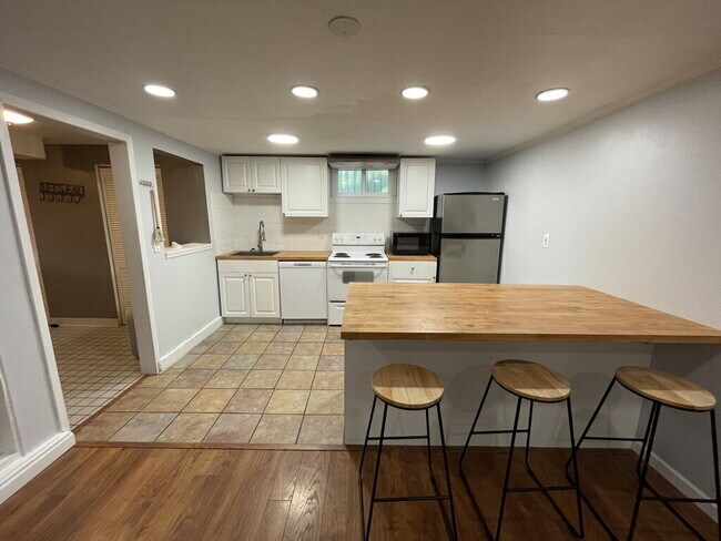 Building Photo - Spacious 1,000 Sq Ft 1 bedroom Lower Unit ...