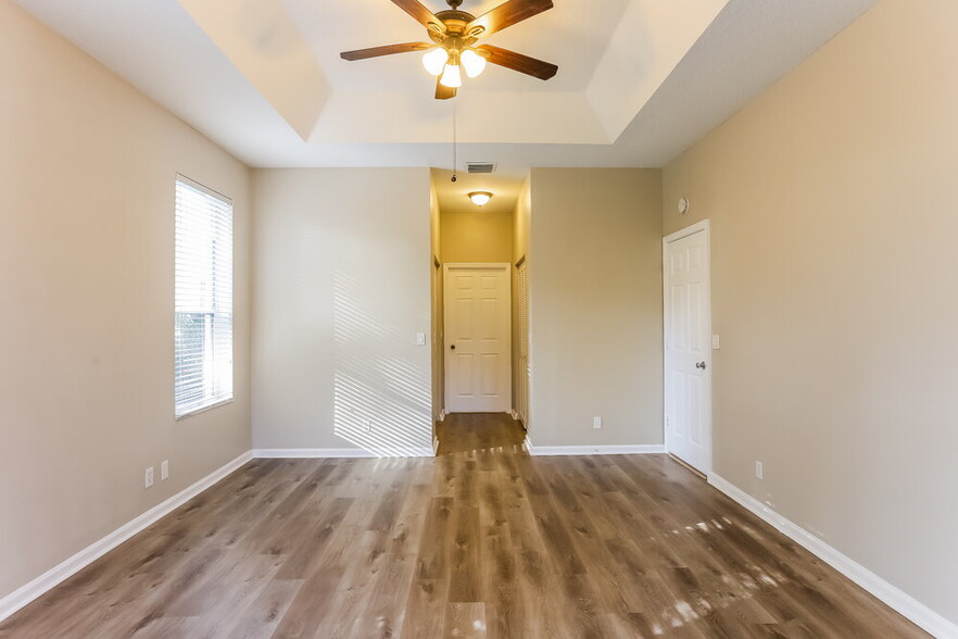 Building Photo - 12020 Glenmore Dr