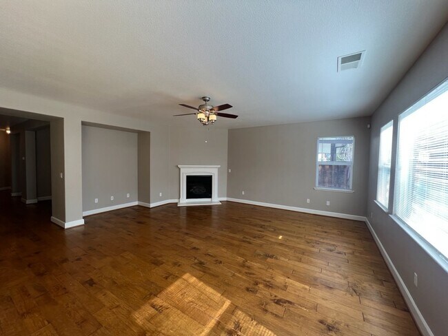 Building Photo - 4 bedroom home with 3 car garage in Patterson!