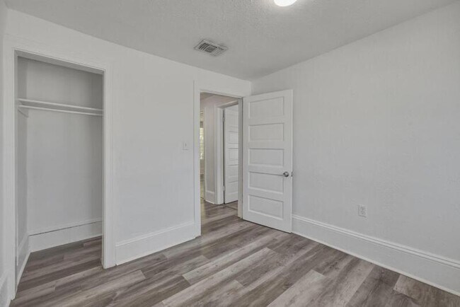 Building Photo - 1216 W 24th St