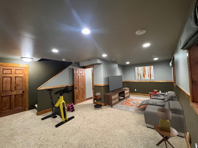 Building Photo - 2027 Lakehills Dr