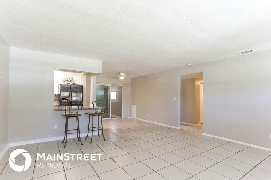 Building Photo - 3828 Neptune Dr SE