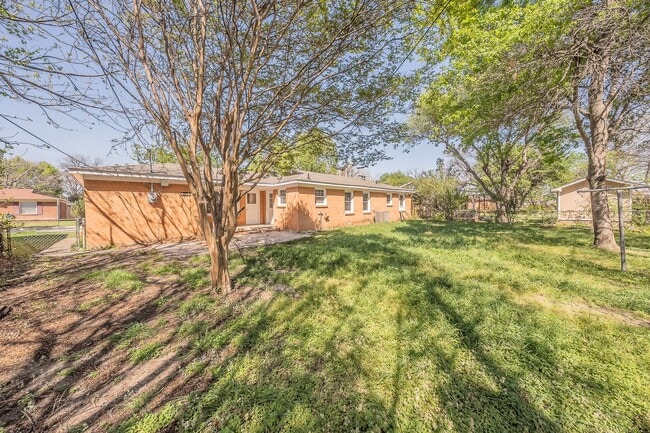 Building Photo - 3-Bedroom in Westworth Village!