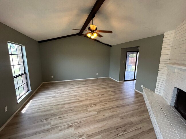 Building Photo - Blend of comfort and convenience