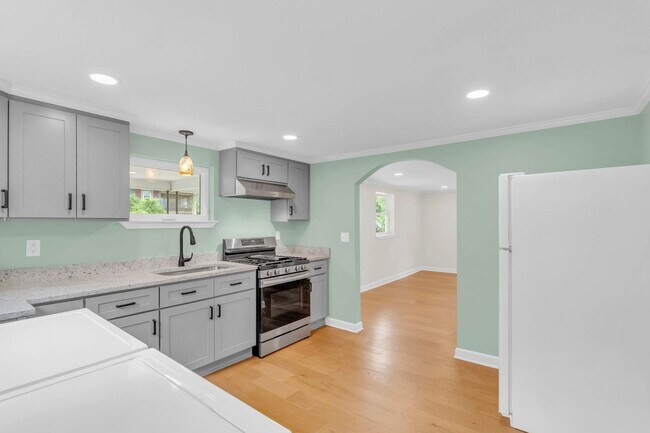 Building Photo - Easy Living in Red Bank!