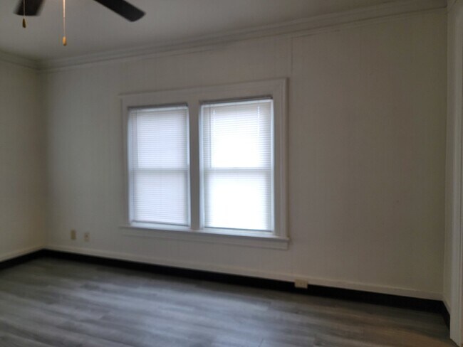 Building Photo - 564 Mt Vernon St