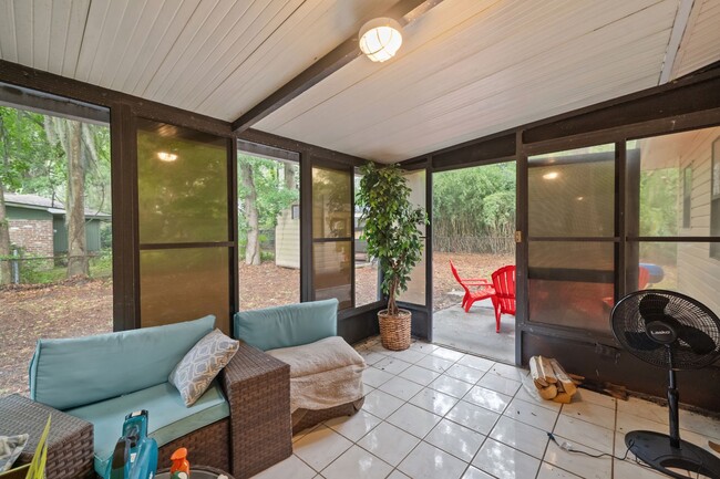 Building Photo - Southside Savannah Gem – 4BR Home in Windsor Forest with Sunroom & Patio