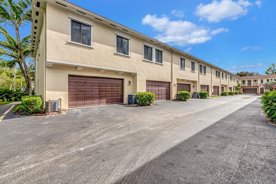 Building Photo - 2500 Venetian Ct