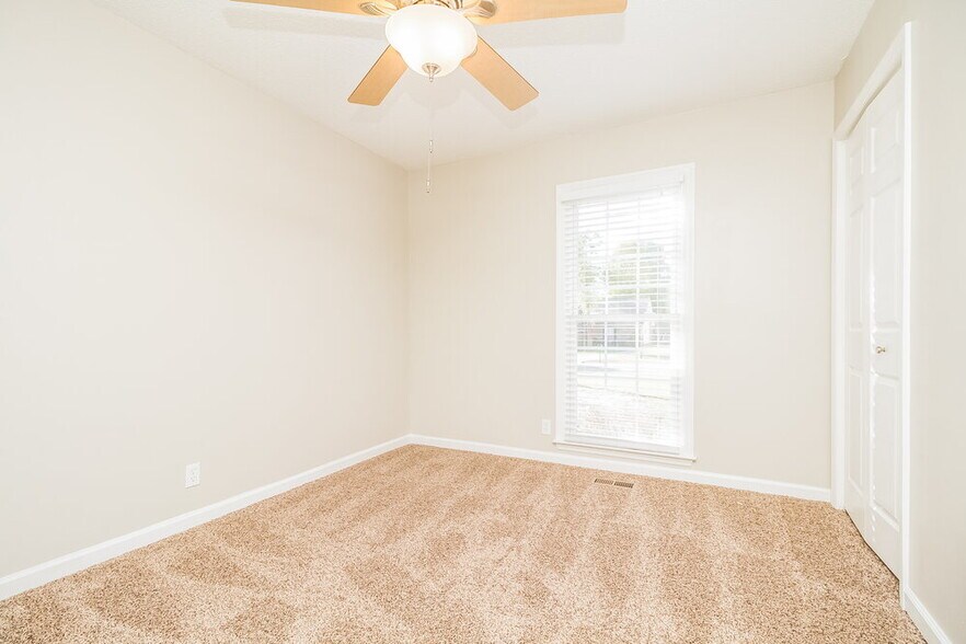 Building Photo - 606 Knollwood Dr