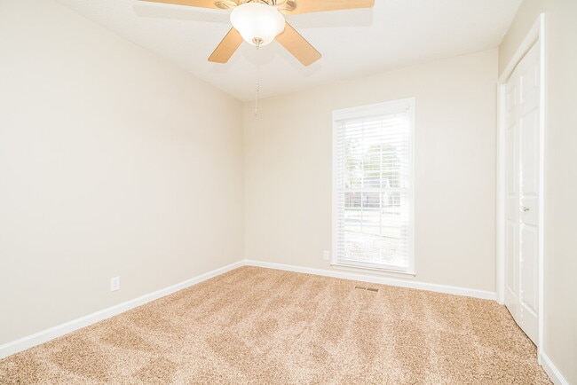 Building Photo - 606 Knollwood Dr