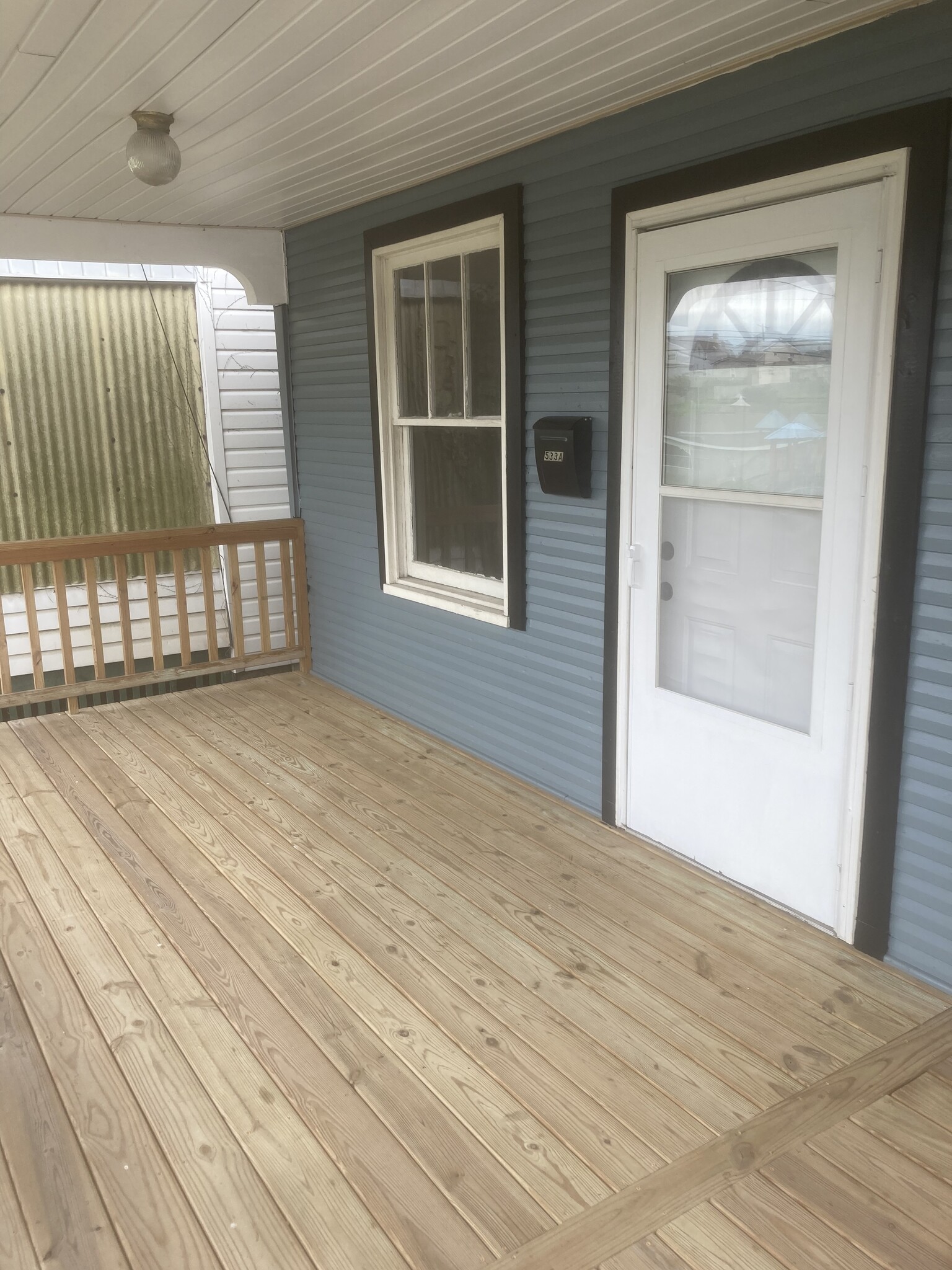Front Porch - 533 Jackson Ave
