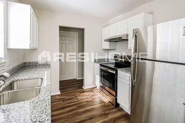 Building Photo - 3037 Pinecrest St