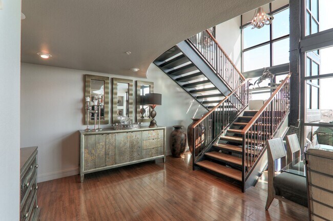 Building Photo - Fully Furnished Penthouse in Citywalk Downtown.  Short term okay